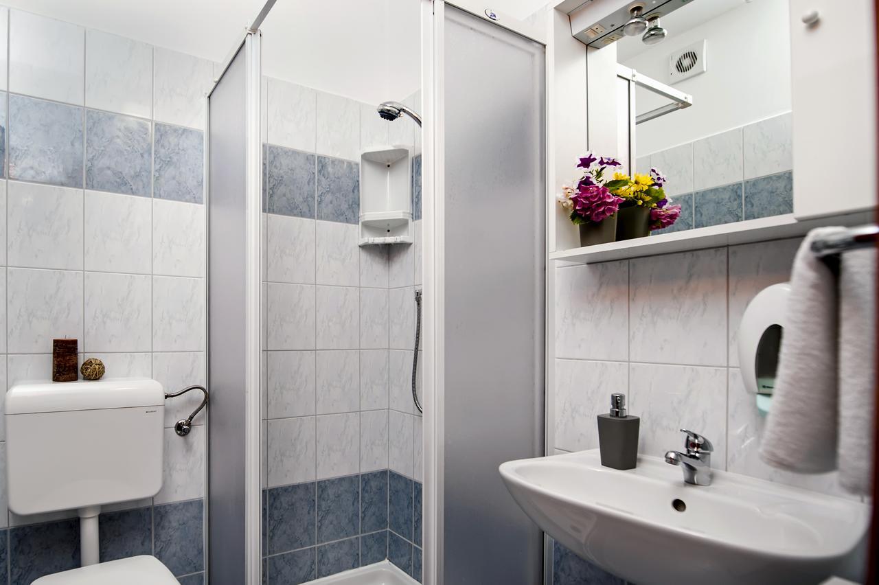 Ladonja Bb Rooms, Family Run Bed & Breakfast 로비니스코 셀로 외부 사진